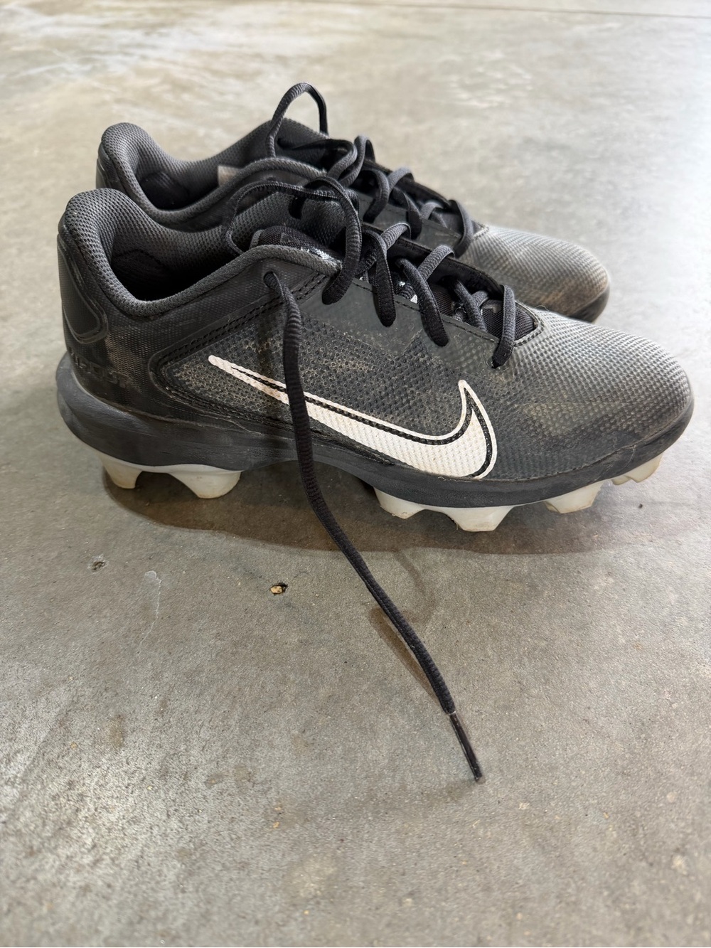 Nike Kids Black and White Softball Cleats